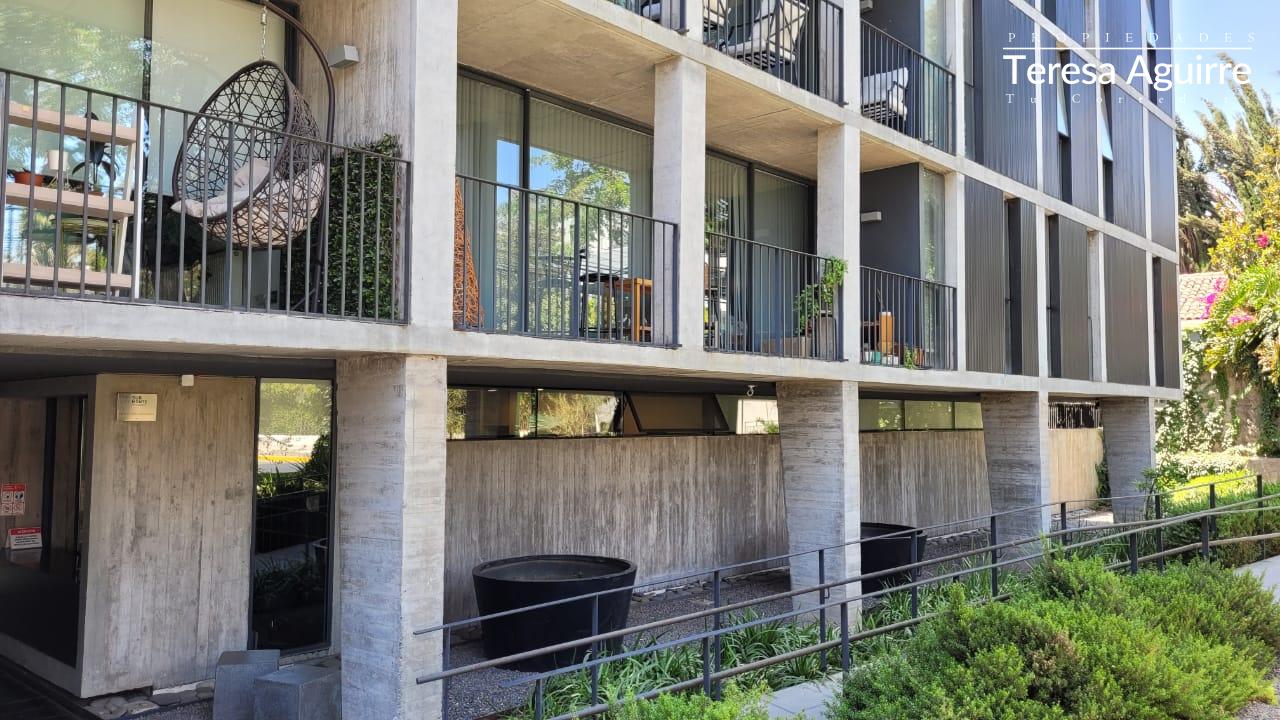 REBAJADO. Amplio piso, destaca su arquitectura y diseño. 